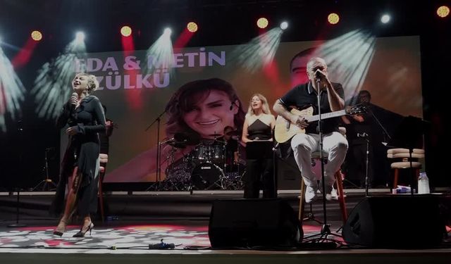 Eda ve Metin Özülkü çifti unutulmaz bir konser verdi