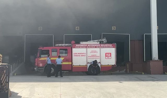 Fabrikada çıkan yangında 2 işçi dumandan etkilendi