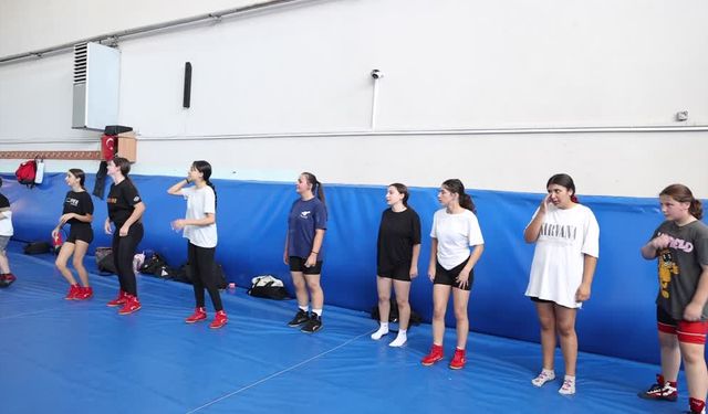 Genç kadın güreşçiler Türk bayrağını dalgalandırmak istiyor