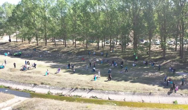 Gönüllüler çevre temizliğine dikkati çekmek için atık topladı