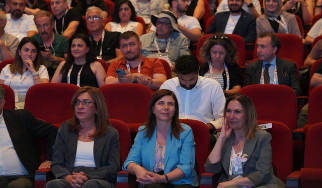 Eş Başkan Bucak, Uluslararası Diş Hekimleri Kongresi’ndeki panele katıldı