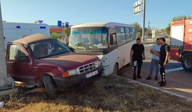 İşçi servisiyle kamyonetin çarpıştığı kazada 5 kişi yaralandı
