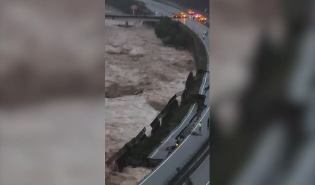 Kalkandere kayabaşı mevkisinde yağış sonrası yol çöktü