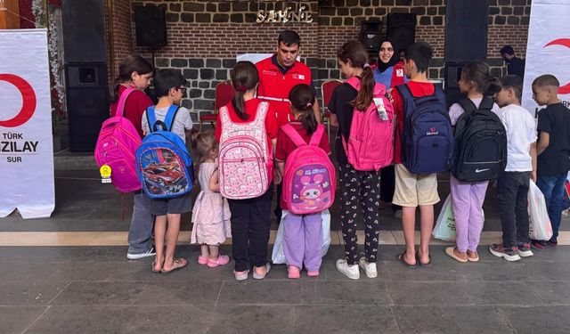 Kızılay Sur Şubesi’nden yüzlerce öğrenciye kırtasiye desteği