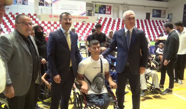 Muş'ta engellilere 20 tekerlekli sandalye dağıtıldı