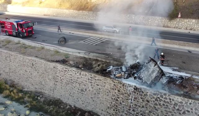 Otobüse çarptıktan sonra duvara vuran tır yandı