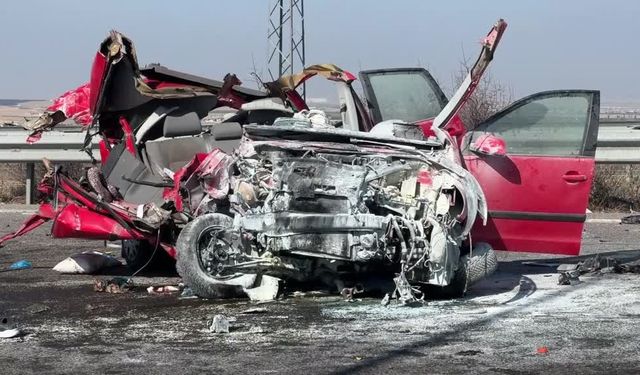 Otomobilin tıra arkadan çarptığı kazada 3 kişi öldü, 2 kişi yaralandı