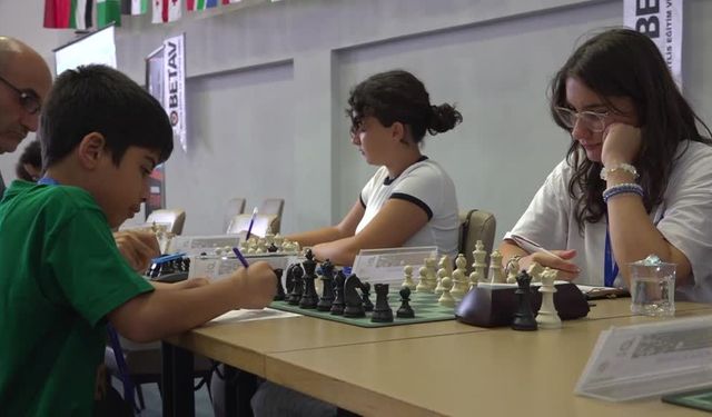 Anne ve kızı aynı salonda: Satranç tahtasında ortak heyecan