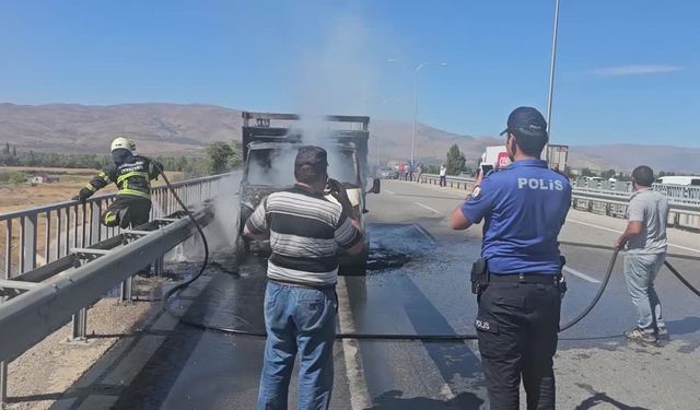Seyir halinde alev alan kamyoneti itfaiye ekipleri söndürdü