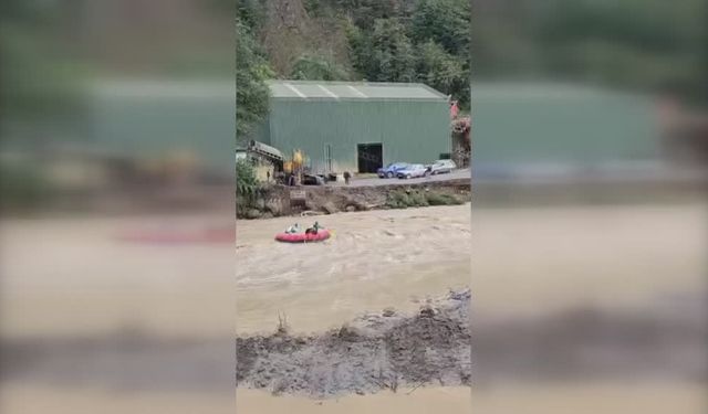 Su seviyesi yükselen Fırtına Deresi'nde rafting yaptılar