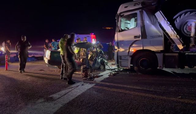 Tır ile otomobilin çarpıştığı kazada 3 kişi öldü