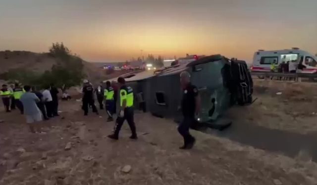Van’dan Hatay’a giden otobüs Şanlıurfa’da devrildi