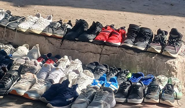 Diyarbakır’da soğuyan havalarla birlikte ikinci el kışlık ayakkabılar tezgâhlarda
