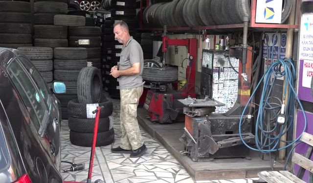 Gazi, 21 yıldır protez bacağıyla dükkanının yolunu tutuyor