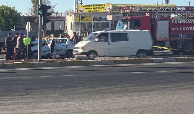 Tıra çarpan otomobildeki anne öldü, oğlu yaralandı