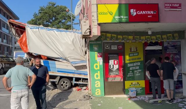 Yokuş aşağı inen kamyonet iş yerine çarptı