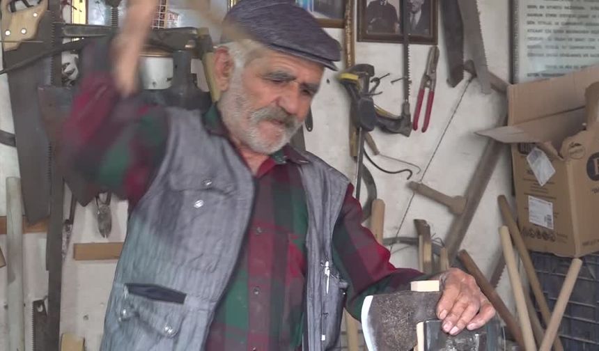 Boş durmamak için başladığı kazma, kürek ve balta sapı yapma işini meslek edindi