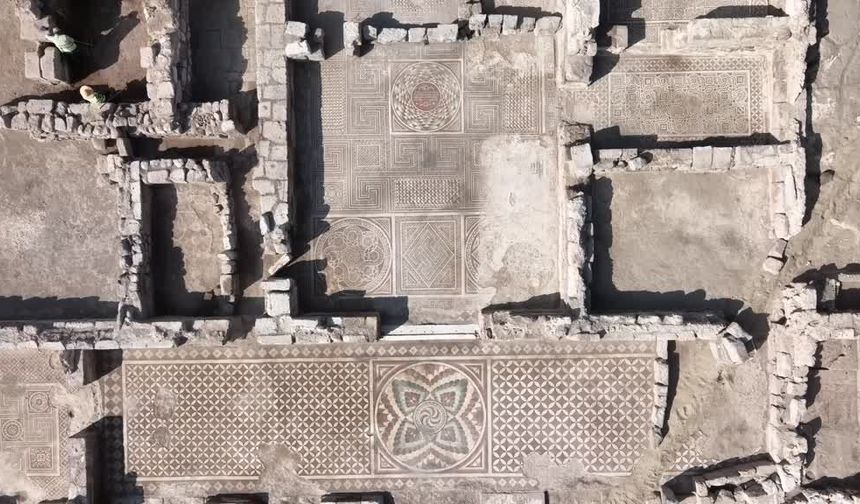Geç Roma dönemine ait mozaikli yapı alanında, çocuk ve yetişkin mezarı bulundu