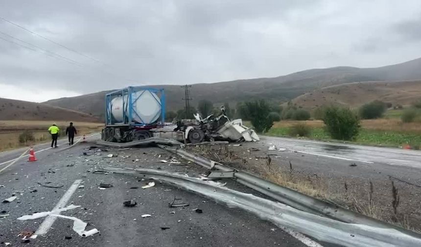 Yolcu otobüsü ile tırın çarpıştığı kazada 20 kişi yaralandı