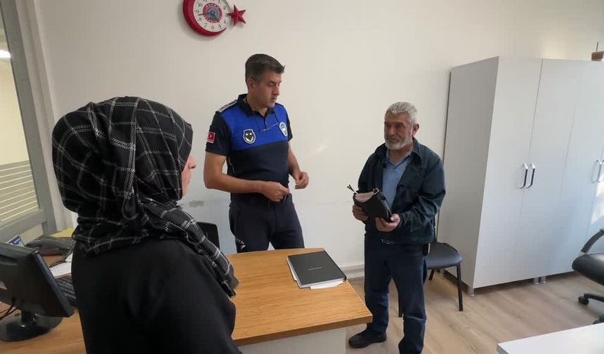 42 bin lirayı bulan ayakkabı boyacısı parayı sahibine ulaştırdı (