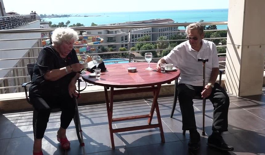 Alman çift 28 yıldır tatil için Antalya'yı tercih ediyor