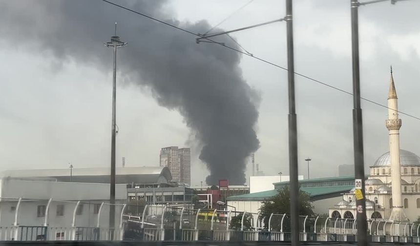 Depoda çıkan yangına müdahale ediliyor