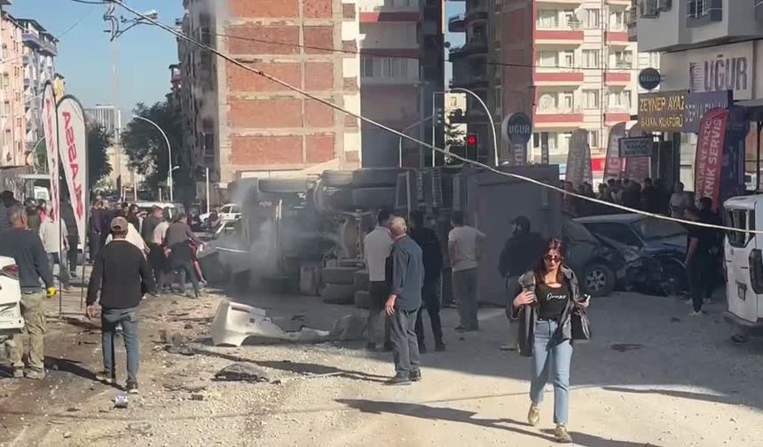 Freni arızalanan kamyon 15 araca çarptı, 3 kişi yaralandı