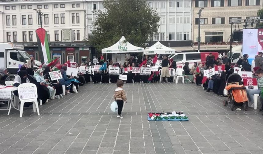 İHH, Sumud ve Özgürlük filolarına destek için oturma eylemi başlattı