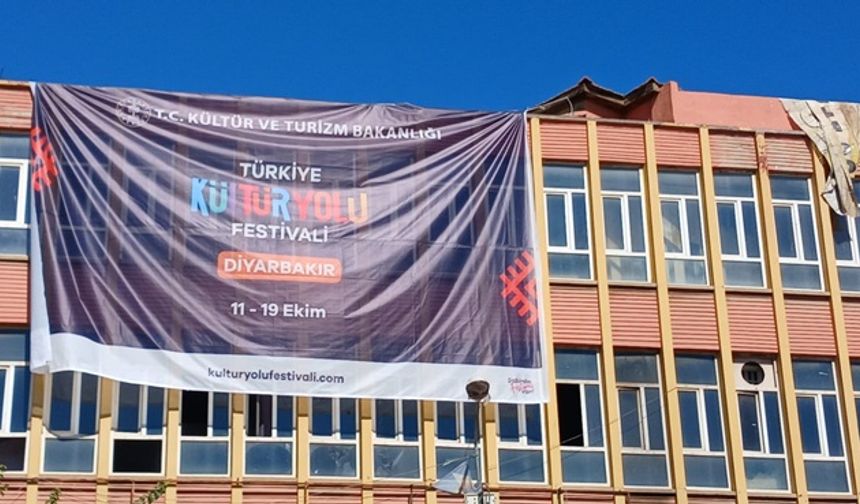 Diyarbakır Kültür Yolu Festivali’nin Afişleri Kenti Süsledi