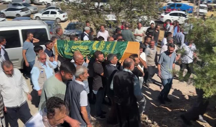 Su kuyusunda ölen 4 kuzenin cenazesi yan yana toprağa verildi