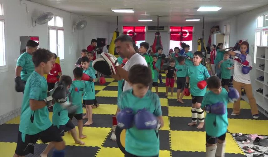 Wushu antrenörü muhtar, mahallesindeki çocuk ve gençlere savunma eğitimi veriyor