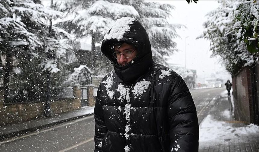 İstanbul'un bazı ilçelerine kar yağmaya başladı