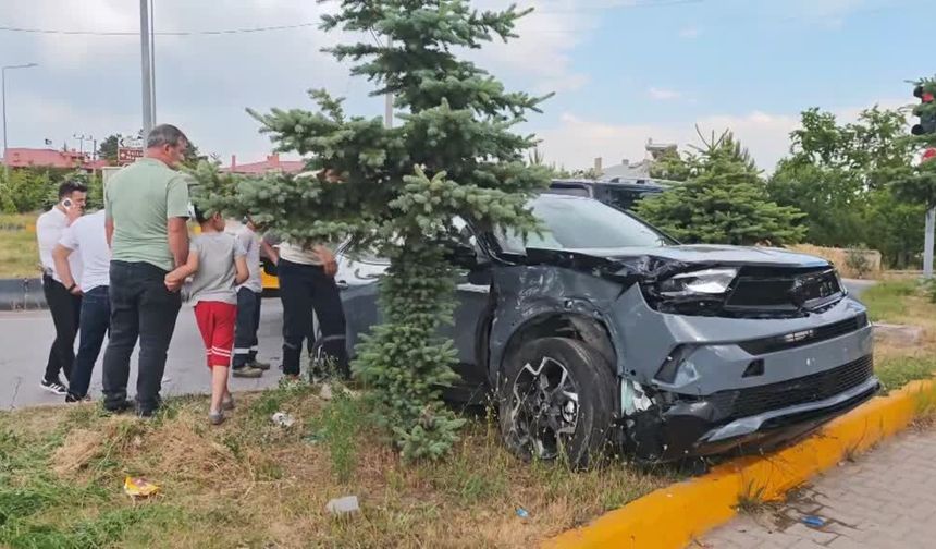 Ambulans ile SUV tipi aracın çarpıştığı kazada 10 kişi yaralandı