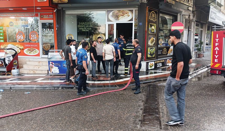 Şanlıurfa'da pastanede çıkan yangında hasar oluştu
