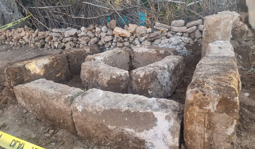 Parke taşı döşeme çalışmaları sırasında tarihi taş bloklar bulundu