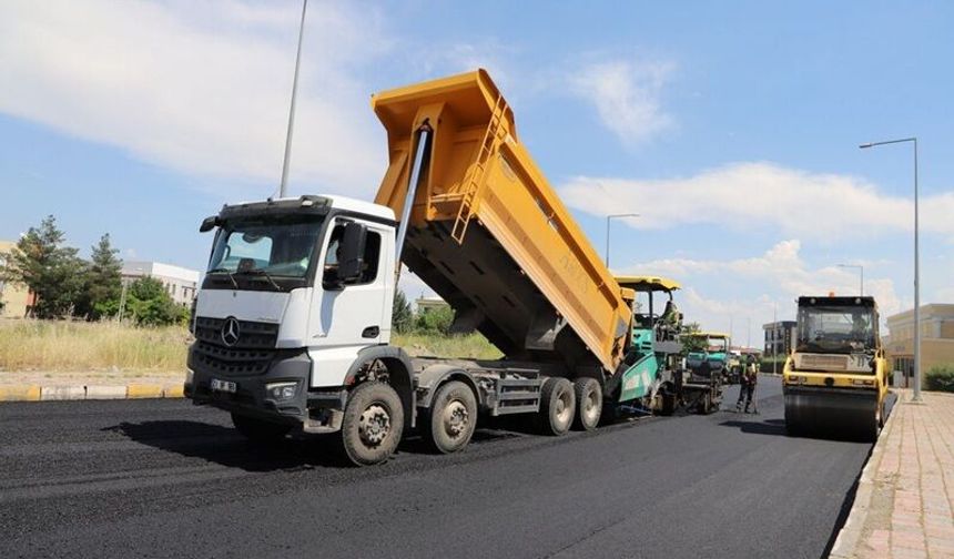 Diyarbakır’da  yol ağı sıcak asfaltla yenileniyor
