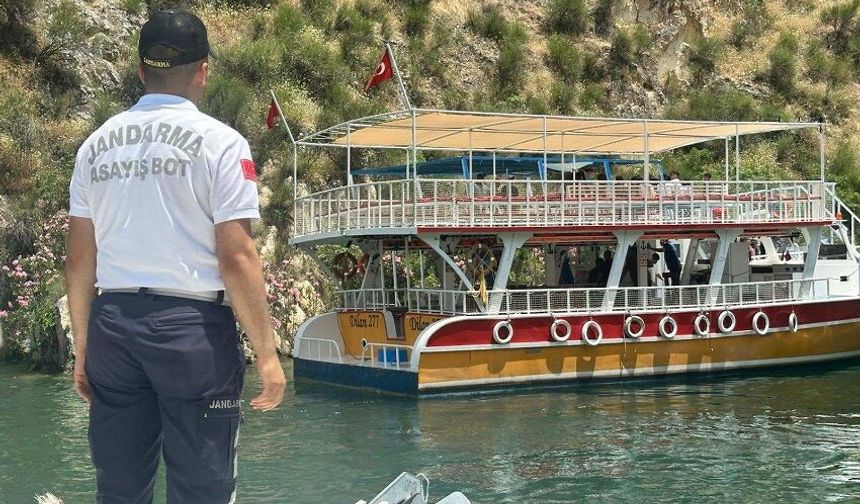 Birecik Baraj Gölü'nde arızalanan teknedeki 40 kişi kurtarıldı