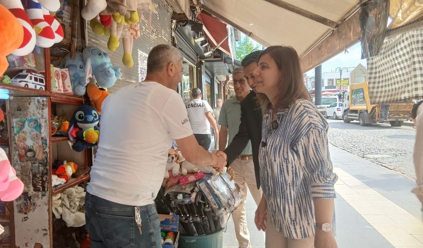Eşbaşkanlar Bucak ve Örhan Sur içinde esnaf ve vatandaşlarla buluştu
