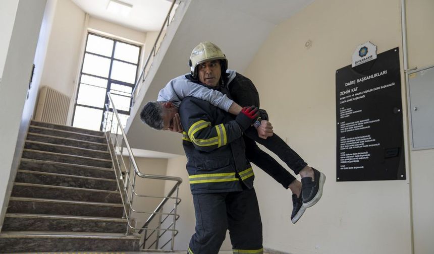 Belediye  binasında deprem ve yangın tatbikatı