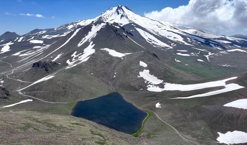 Erciyes Dağı'nın eteklerindeki Sarıgöl kar sularıyla doldu