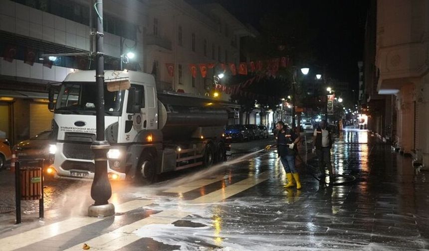 Sur’un tarihi sokaklarında gece temizlik mesaisi