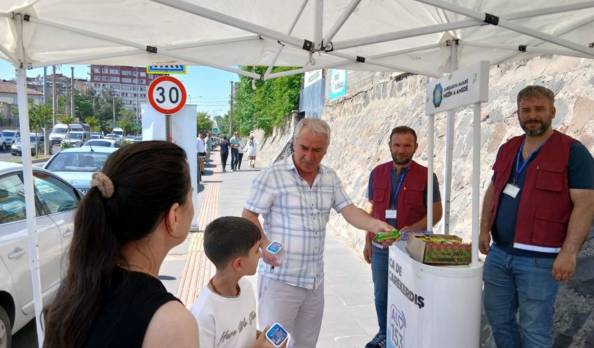 Öğrenci ve Veliler İçin İkram Standı Kuruldu
