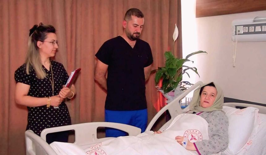 Karnından 29 santimetre kitle çıkartılan kadın sağlığına kavuştu