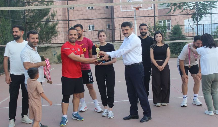 Kulp’ta Özgen Kılıç anısına voleybol turnuvası düzenlendi