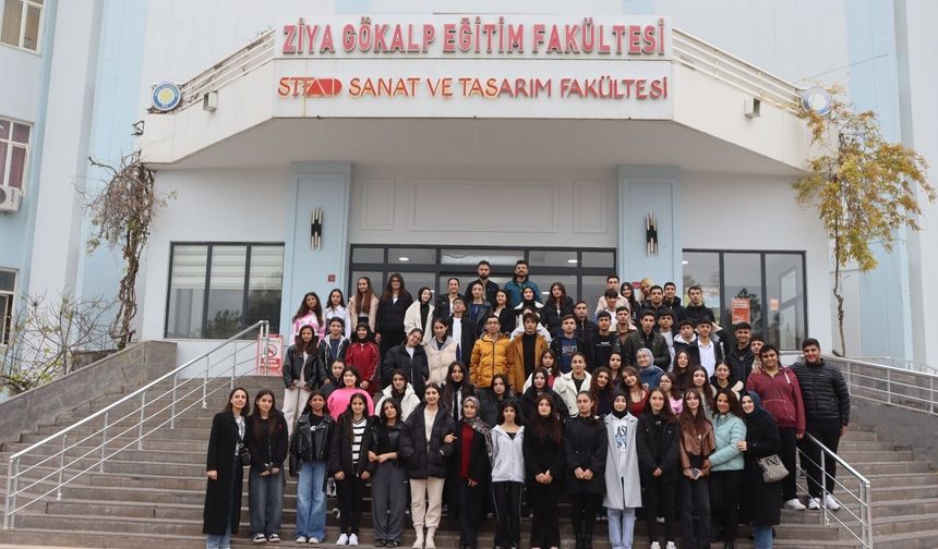 Lise öğrencileri üniversite kampüsünü gezip motive oldular