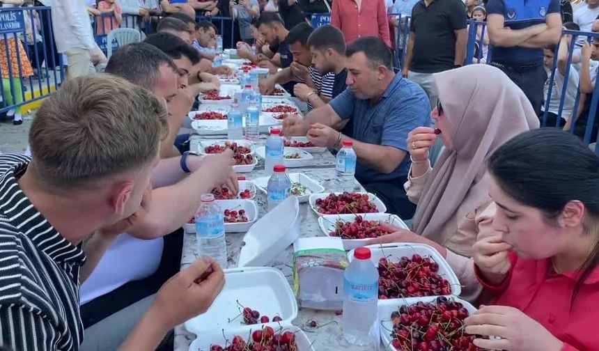 5 dakikada 1 kilo 486 gram kiraz yiyen yarışmacı birinci oldu