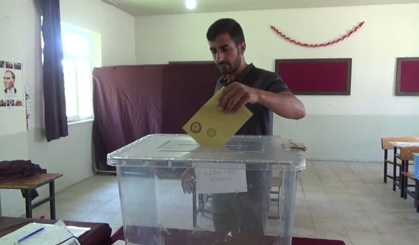 Muş'ta 4 köyde muhtarlık seçimi için sandık kuruldu