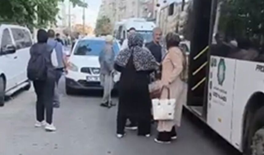 Belediye Otobüsü ile Otomobil Arasında Maddi Hasarlı Kaza Yaşandı