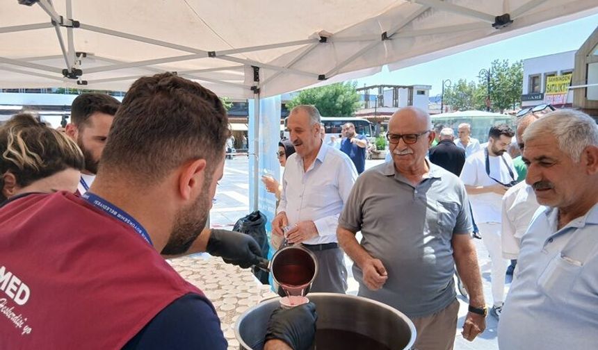 Diyarbakır Ulu Cami Önünde Serinleten  İkram