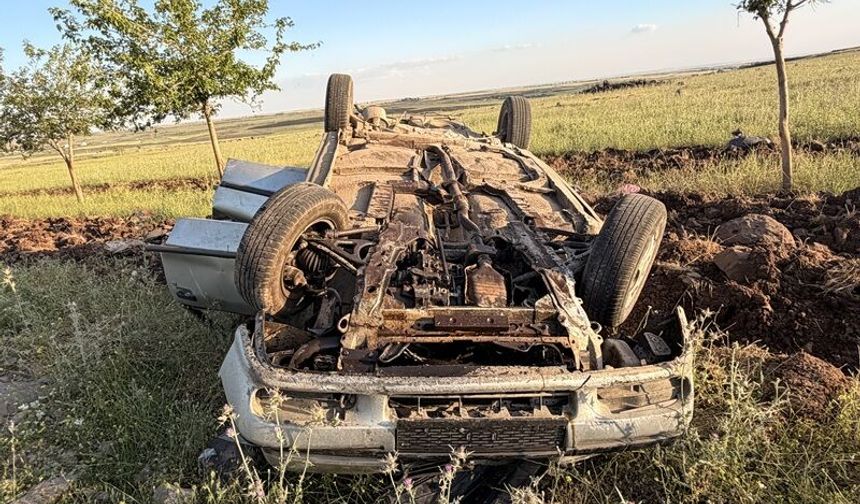 Şanlıurfa'da şarampole devrilen otomobildeki 3 kişi yaralandı